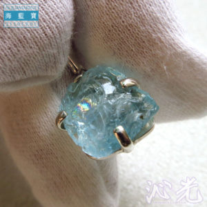 【沁光晶礦】Aquamarine 彩虹海藍寶原礦爪鑲純銀耳環